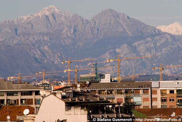  Le gru del Maciachini Center sotto le Grigne - click to next image