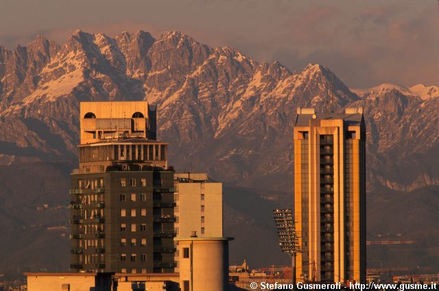  Grattacieli Biancamano 2 e Garibaldi, Resegone al tramonto - click to next image