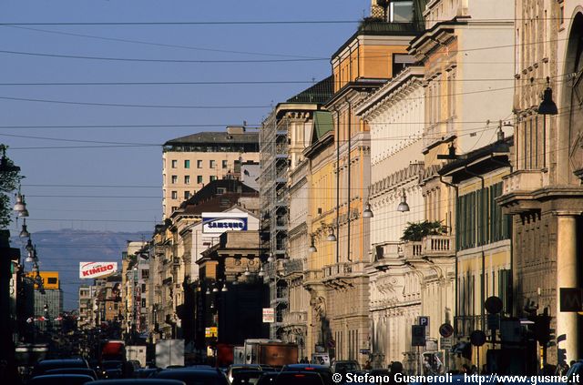  Corso Venezia, corso Buenos Aires e monte Albenza - click to next image