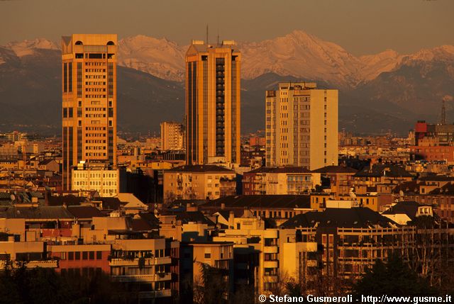  Palazzi viale Elvezia, grattacieli Garibaldi e Bonnet 10, cima di Menna e pizzo Arera - click to next image