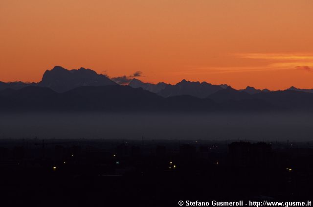  Nebbia su Milano, Presolana e Adamello all'alba - click to next image