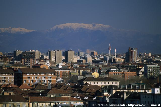  Palazzi, antenne Cologno e monte Guglielmo - click to next image