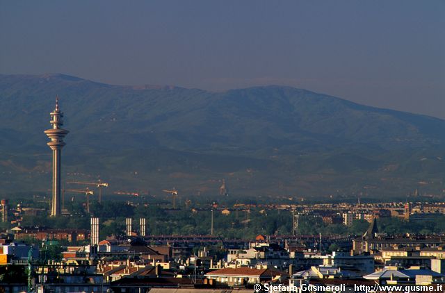  Torre Telecom Rozzano, Pavia e monti Oserone e Giarolo - click to next image