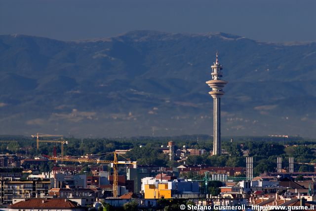  Torre Telecom di Rozzano, monti Ebro ed Oserone - click to next image