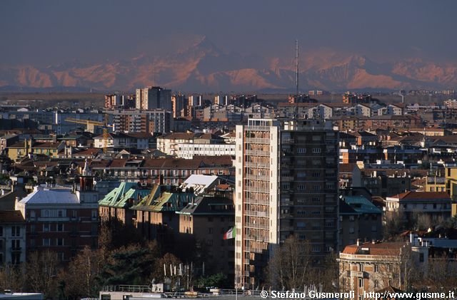  Palazzo via Domenichino 2 e Monviso - click to next image