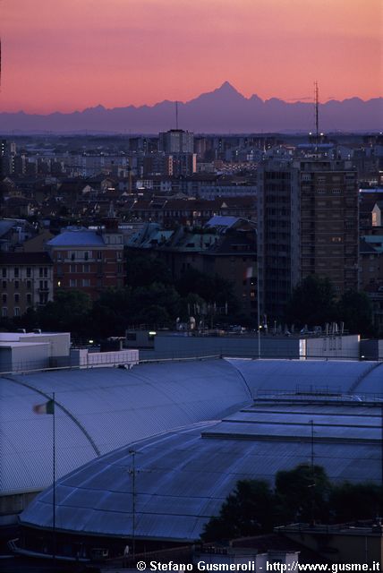  Tetti della Fiera, via Domenichino 2 e Monviso al tramonto - click to next image