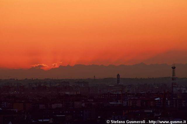  Tramonto dietro alle alpi del Piemonte - click to next image