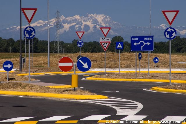  Rotonda a Pieve Emanuele e monte Rosa - click to next image