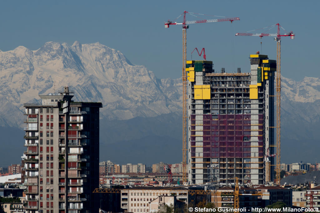  Revere2, torre Isozaki e monte Rosa - click to next image