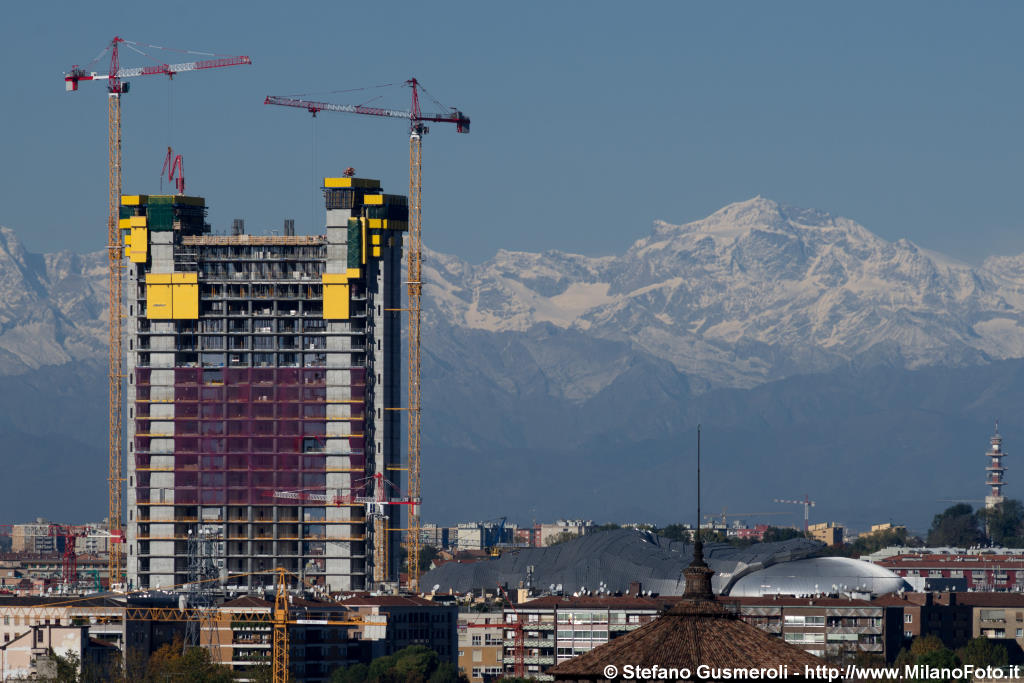  Torre Isozaki in costruzione e Strahlhorn - click to next image