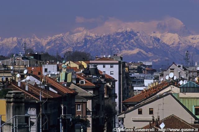  Tetti di via Mascheroni e monte Leone - click to next image