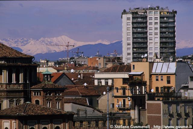  Palazzo Quinto Alpini 15 e monte Zeda - click to next image