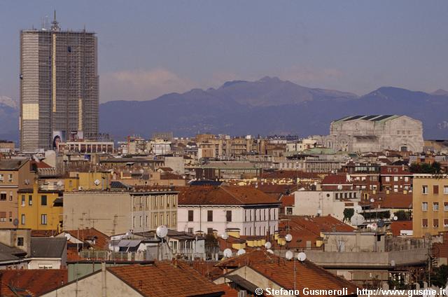  Pirellone in restauro, Stazione Centrale e monte Generoso - click to next image