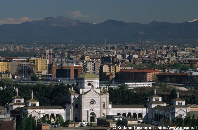  Famedio Cimitero Monumentale, zona Lancetti e monte Generoso - click to next image