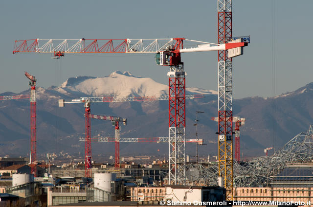  Gru CityLife e monte Generoso - click to next image