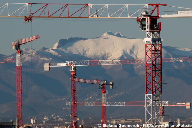  Gru di CityLife e monte Generoso - click to next image