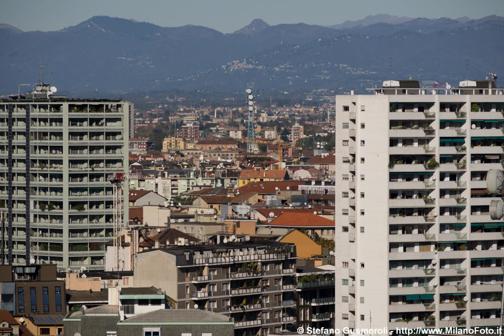  Brunate tra palazzoni di Milano - click to next image