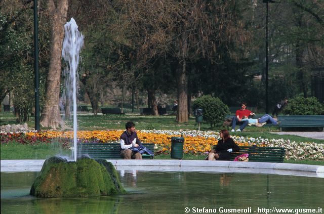  Fontana e fioritura - click to next image