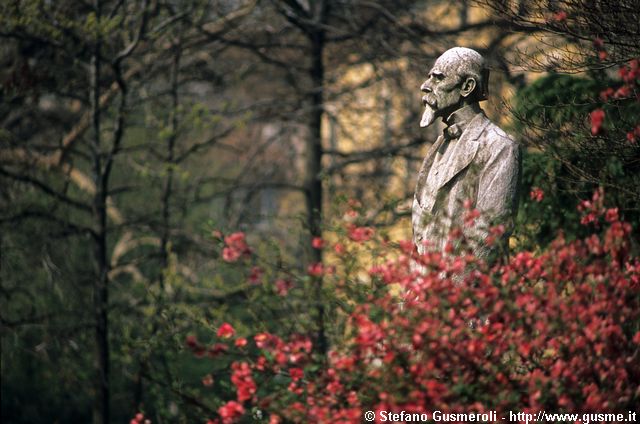  Monumento a Ernesto Teodoro Moneta - click to next image