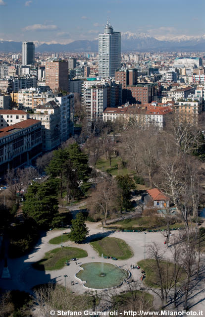  Panorama sulla fontana presso Palazzo Dugnani - click to next image