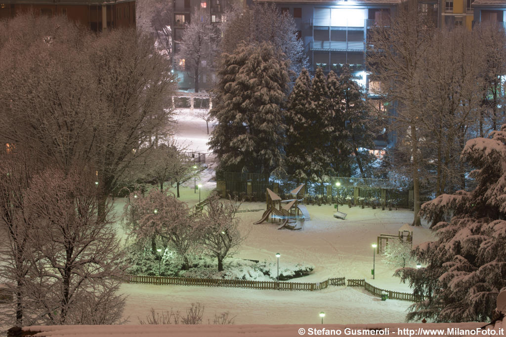  Area giochi innevata in notturna - click to next image