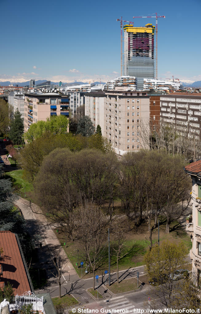  Giardini Vergani e torre Isozaki in costruzione - click to next image