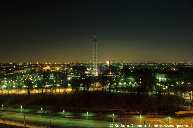  Parco Sempione notturno e torre Branca - click to next image