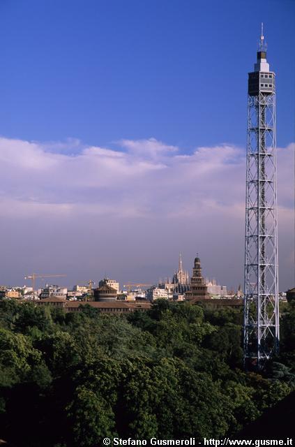  Parco Sempione, torre Littoria, Castello e Duomo - click to next image