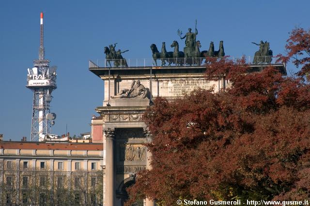  Torre RAI, Arco della Pace e acero rosso - click to next image