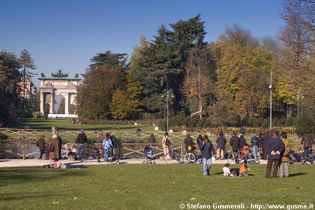  Genitori e bambini al laghetto del Parco - click to next image