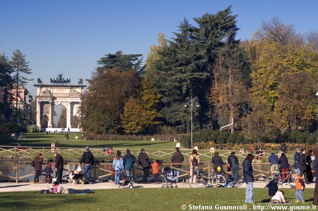  Genitori e bambini al laghetto del Parco - click to next image