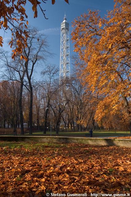  Torre del Parco tra piante autunnali - click to next image