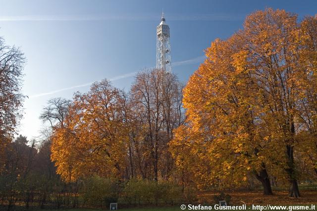  Torre del Parco tra piante autunnali - click to next image