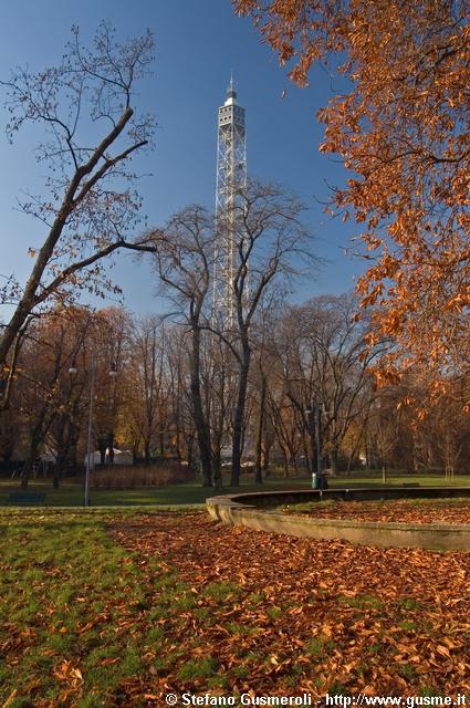  Torre del Parco tra piante autunnali - click to next image