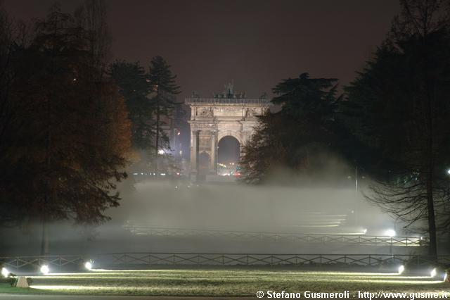  Nebbia verso l'Arco della Pace - click to next image