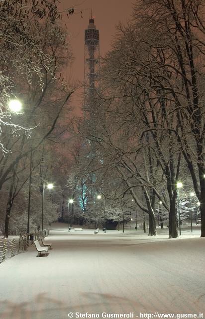  Viale innevato e torre del Parco - click to next image