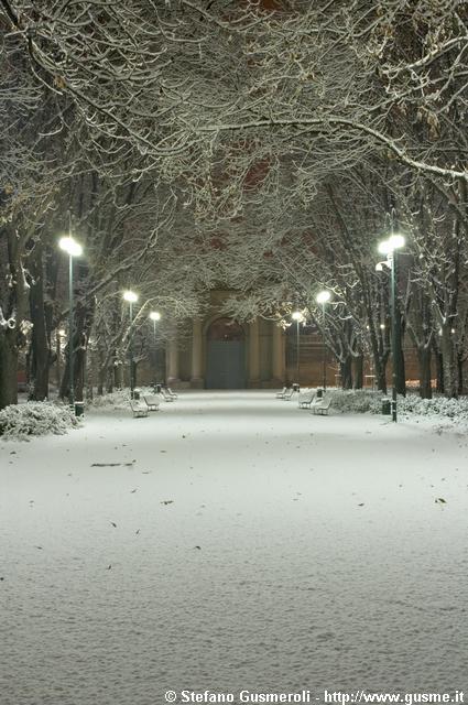  Viale alberato innevato - click to next image