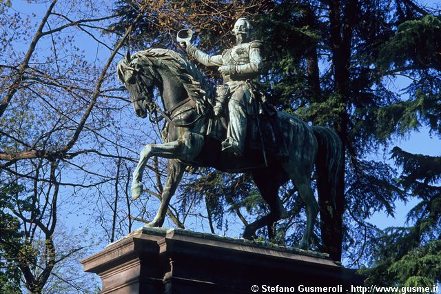  Monumento a Napoleone III in Monte Tordo - click to next image