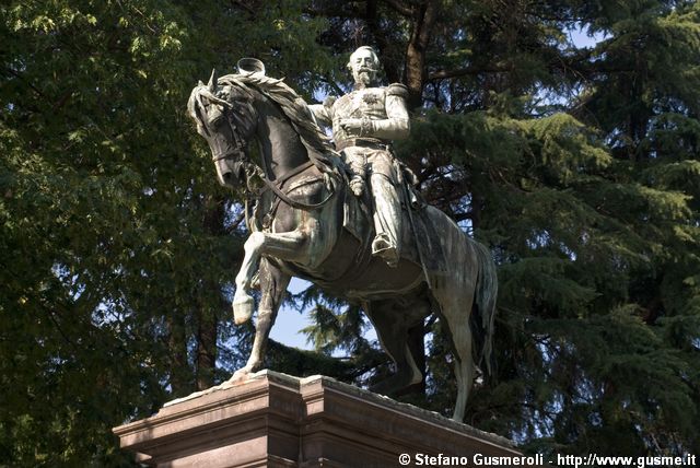  Monumento a Napoleone III - click to next image