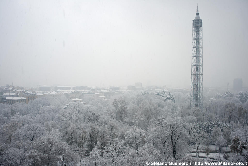  Parco Sempione e torre Branca sotto alla nevicata - click to next image