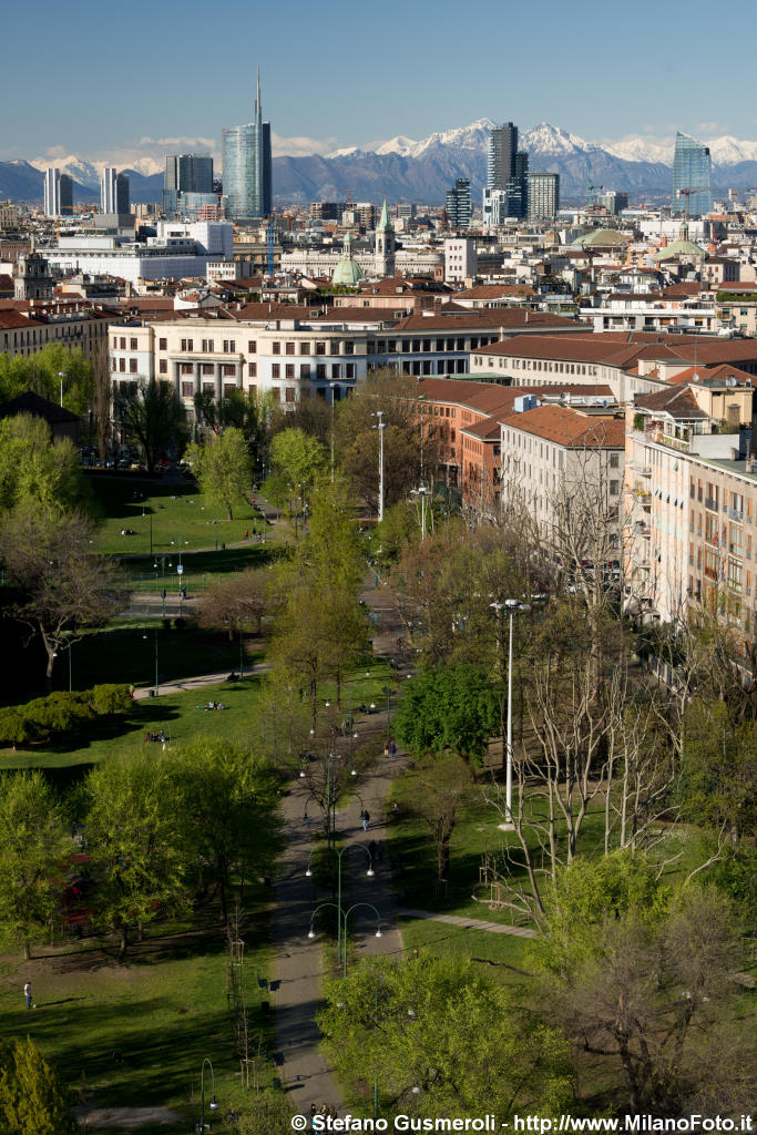  Parco delle Basiliche, grattacieli e Grigne - click to next image