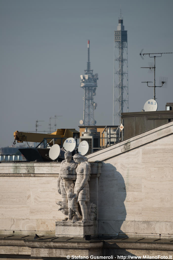  Sculture su Palazzo Mezzanotte - click to next image