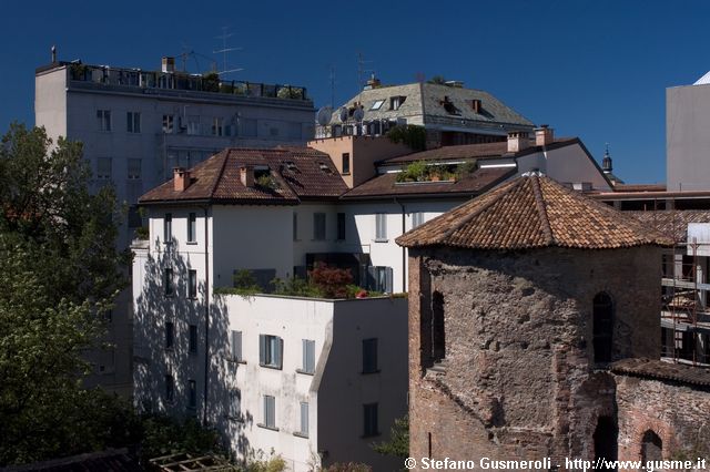  Torre poligonale e palazzo via Ansperto 10 - click to next image