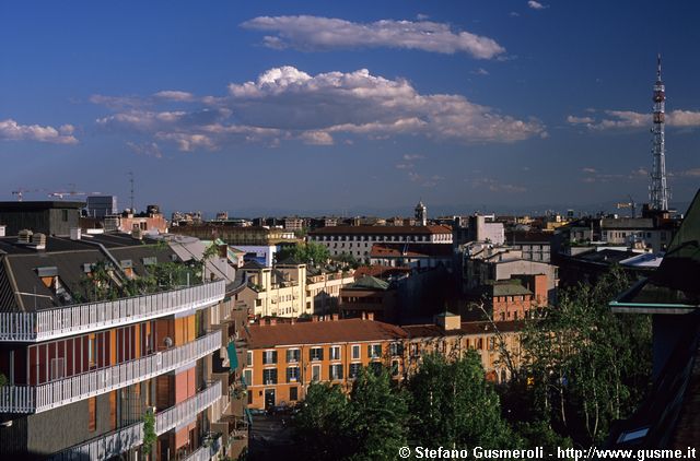  Panorama su palazzi in via Arena - click to next image