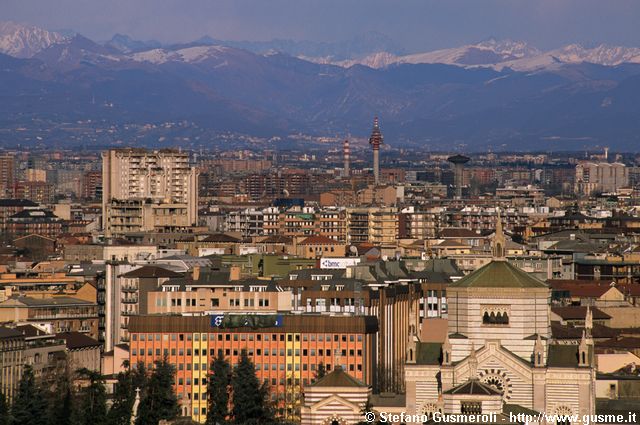  Famedio Cimitero Monumentale, via Bassi 2 e de Marchi 19, antenne Cologno e Bergamo - click to next image