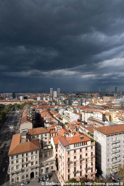  Piazzale Biancamano sotto un temporale - click to next image