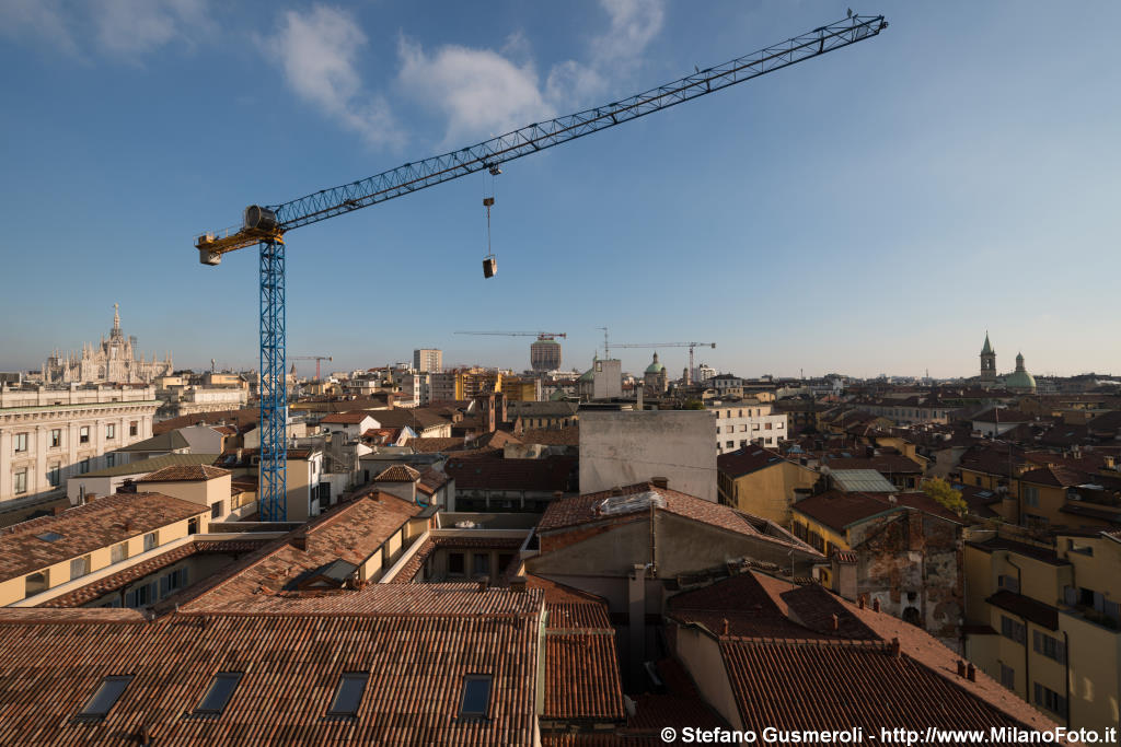  La gru per il cantiere di Bocchetto 13-15 - click to next image