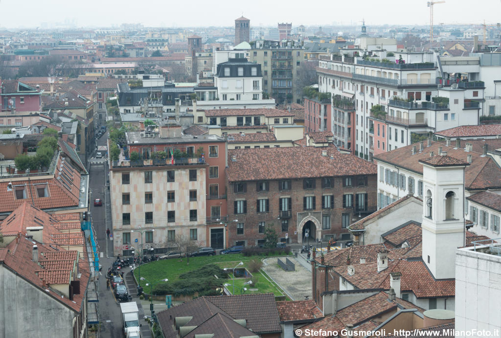  Piazza Borromeo - click to next image