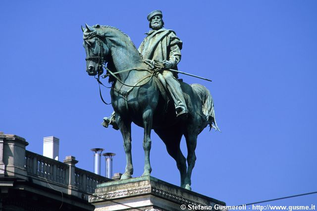  Monumento a Garibaldi in largo Cairoli - click to next image