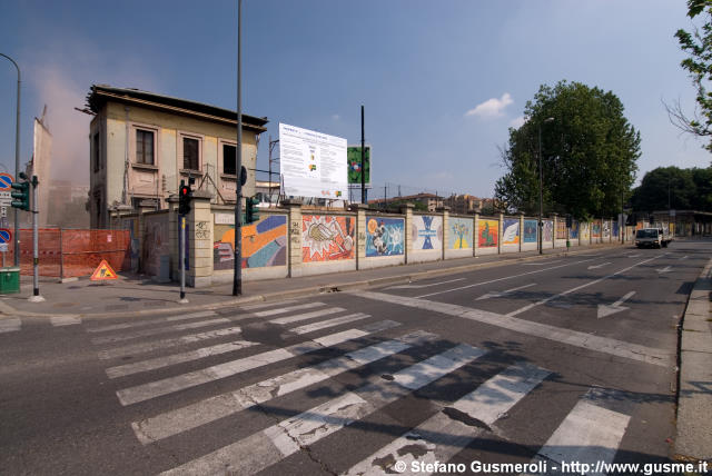  Viale Toscana durante la demolizione - click to next image